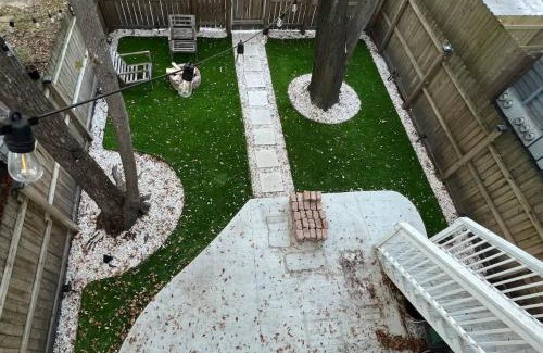 Dixon Park Apartment | Downtown at The Peach House Dogs Welcome Fully Fenced Yard and Off-street Parking