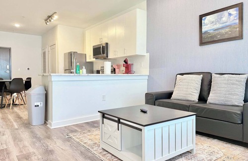 Old Fourth Ward Apartment | Downtown ATL1B1B Free Street Parking