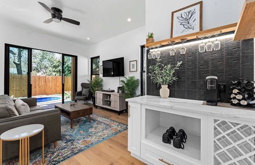 Govalle House | Downtown ATX - Unit A | Modern Home | Pool