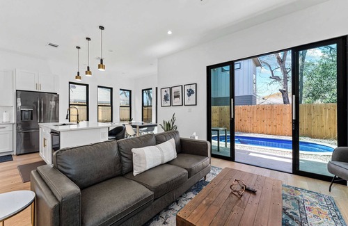 Govalle House | Downtown ATX - Unit A | Modern Home | Pool