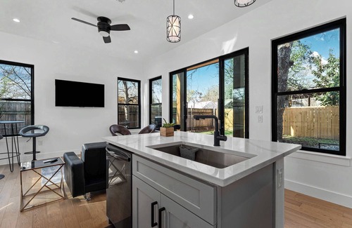 Govalle House | Downtown ATX - Unit B | Retreat | Pool
