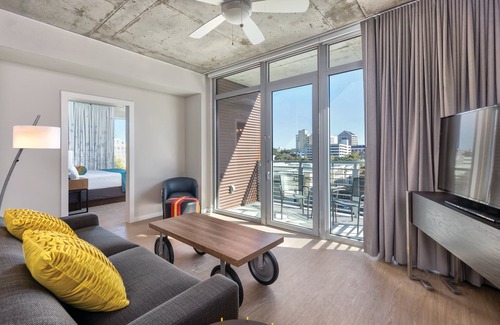 West End Resort | DOWNTOWN Austin with ROOFTOP Pool and BBQ Area, Fire Pit & a Fitness Center