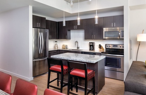 West End Resort | DOWNTOWN Austin with ROOFTOP Pool and BBQ Area, Fire Pit & a Fitness Center