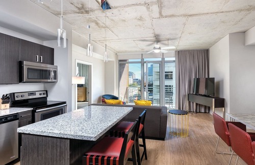 West End Resort | DOWNTOWN Austin with ROOFTOP Pool and BBQ Area, Fire Pit & a Fitness Center