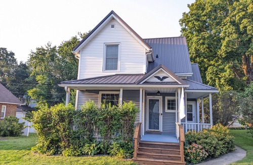 Baraboo House | Downtown Baraboo Blu-Mae Marie Folk House