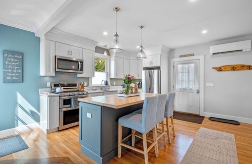 Beverly Condo | Downtown Beverly with Water Views 2BR 1BA Steps 2 beach Walkable to train