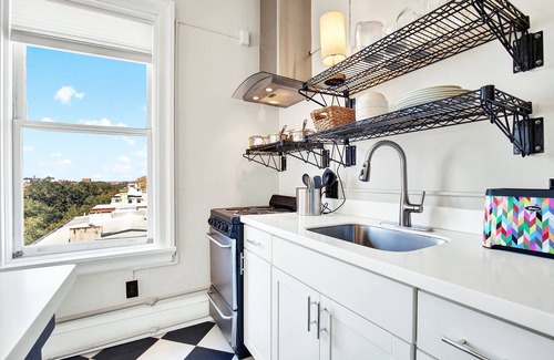Historic Downtown Savannah Condo | Downtown central, Private balcony with city views!