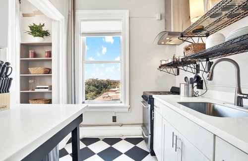 Historic Downtown Savannah Condo | Downtown central, Private balcony with city views!