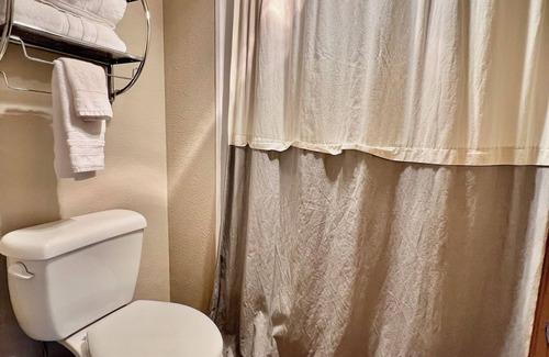 Cedar Falls Apartment | Downtown CF Studio - Free Gated Parking! 521