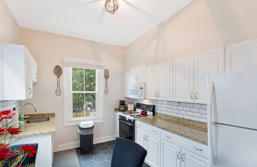 Savannah Victorian District Apartment | Downtown Charm + Close to Nightlife, Enmarket Arena by Lucky Savannah