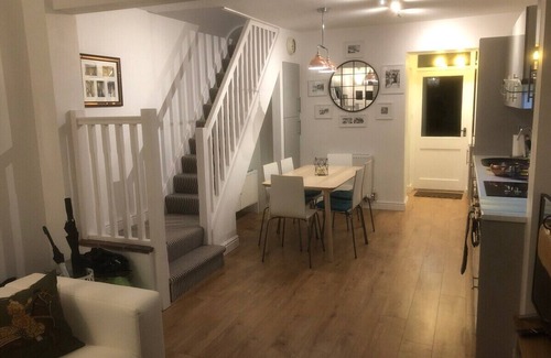 Conwy House | Downtown cottage-heart of Conwy-park free outside