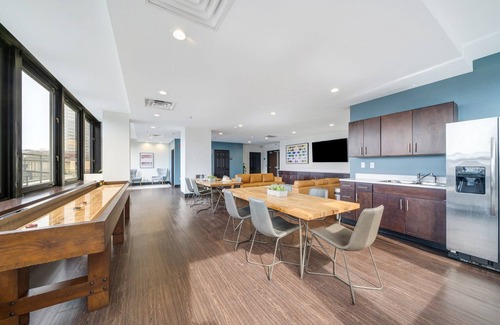 Downtown Pittsburgh Apartment | Downtown Cozy Chic | Walk Everywhere | 24/7 Gym Terrace Roku