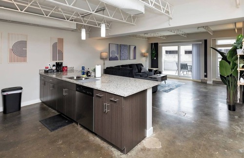 Downtown Des Moines Apartment | Downtown Des Moines Gem: 2BR/2BA + Balcony & Grill