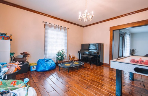 Sugarcreek House | Downtown Escape: Great for large families & groups