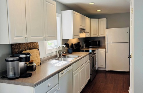 Freeport House | Downtown Freeport House with Lawn, Grill, AC, and Pickleball Courts!