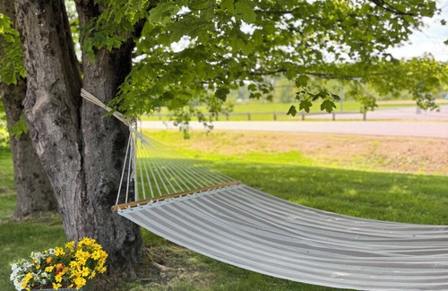 Freeport House | Downtown Freeport House with Lawn, Grill, AC, and Pickleball Courts!