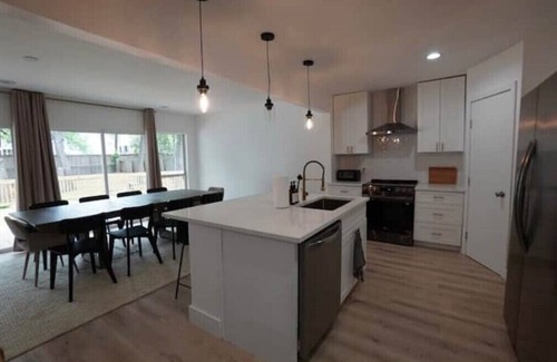 Bryker Woods House | Downtown Gem-5 min from Raineyn