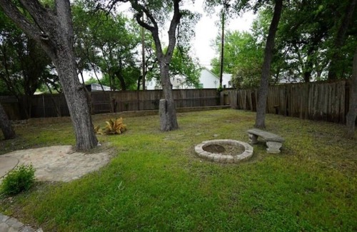 Bryker Woods House | Downtown Gem-5 min from Raineyn