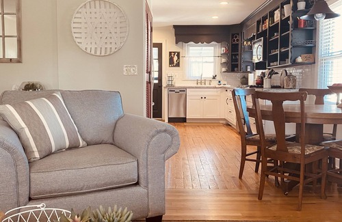 Greer Cottage | Downtown Greer Cottage ⭐️ Walk to downtown!
