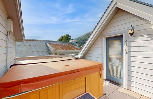 Telluride House | Downtown home with rooftop hot tub & fireplace - walk to gondola