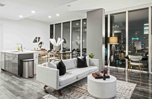 Vernon Apartment | Downtown LA - City View High-Rise