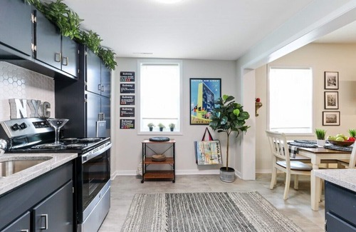 Lake Geneva Apartment | Downtown Lake Geneva- New York Suite |Big Apple Themed |Near Restaurants & Boutiques |Onsite Parking