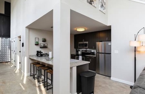 Downtown Des Moines Apartment | Downtown Loft Skyline View 2BR