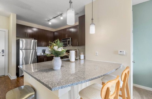 Courier City - Oscawana Apartment | Downtown Luxury APT | Pool | Gym | FREE parking c