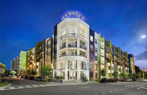 Courier City - Oscawana Apartment | Downtown Luxury APT | Pool | Gym | FREE parking c