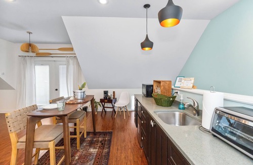 New Buffalo Apartment | Downtown New Buffalo Studio, Walk to Everything!