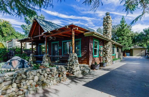 Ojai House | Downtown Ojai Bears Den