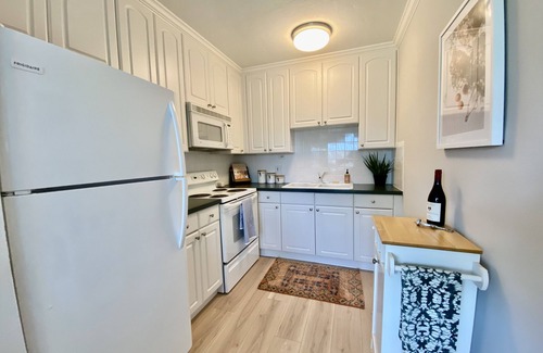Old Naples Condo | Downtown Old Naples 2 Bed - One block from 3rd Street & 4 blocks to the Beach