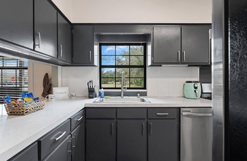 South Pensacola House | 🌟Downtown Pensacola Getaway!🌟 Fenced in yard for fur babies!