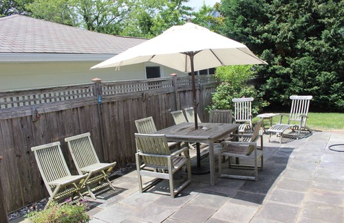Country Club Estates House | Downtown sfh, private yard, walk to everything! Beach gear & Bikes included!