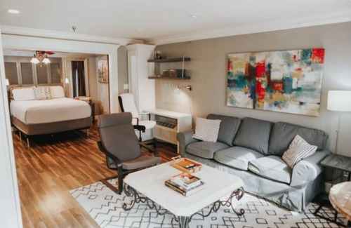 Lake Charles House | Downtown Studio 7 with Kitchen