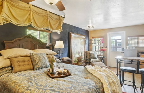 Fairview Place Cottage | 🎉Downtown Studio: Secure Parking, Privacy, Gardens. Across from Encanto Park⛳️🏀🎾👟