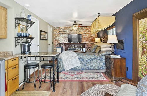 Fairview Place Cottage | 🎉Downtown Studio: Secure Parking, Privacy, Gardens. Across from Encanto Park⛳️🏀🎾👟