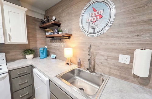 Tahlequah House | Downtown Tahlequah! Amazing Patio, Walkable to Restaurants/Bars, Wi-Fi +n