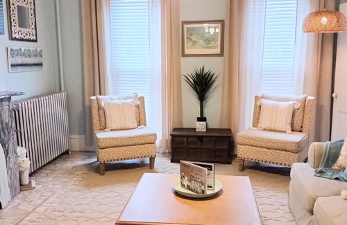 Sandusky House | DOWNTOWN VICTORIAN. WALK TO CP, FERRY BOATS, BARS & CAFES. SLEEPS 23, BOOK NOW!