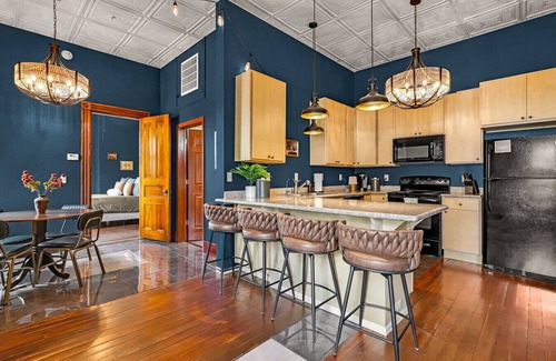 Great Falls Apartment | Downtown View|In Unit Laundry|Parking|King Bed