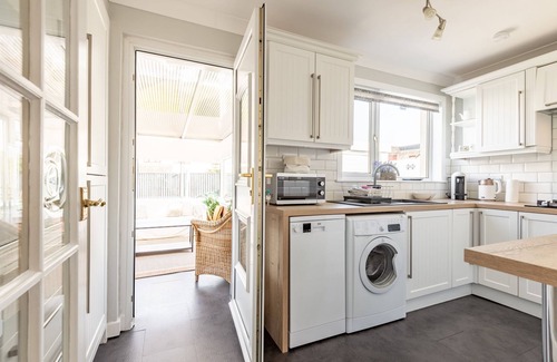 Kilrenny Cottage | Dragonfly Cottage, Cellardyke - a cottage that sleeps 4 guests in 2 bedrooms