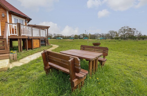 Pentney Cottage | DRAGONFLY RETREAT, romantic, with hot tub in Upper Marham