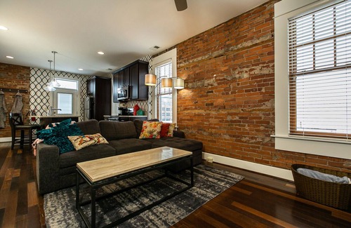 Dubuque Apartment | Drake House: City View (Private Hot Tub)