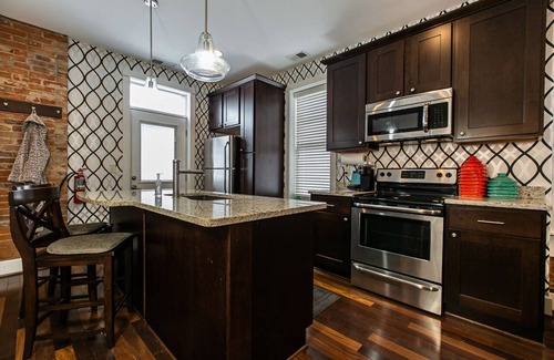 Dubuque Apartment | Drake House: City View (Private Hot Tub)