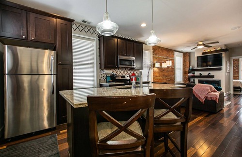 Dubuque Apartment | Drake House: City View (Private Hot Tub)