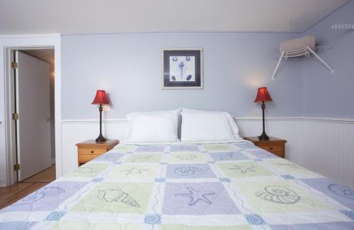 Wells Hotel | Drake's Island Resort & Cottages