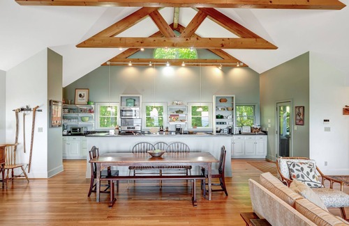 Clifftops House | Dramatic Mountain View Within Minutes from Sewanee