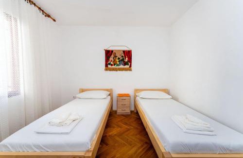 Zrce Apartment | Drazen Charming Three Bedroom Apartment