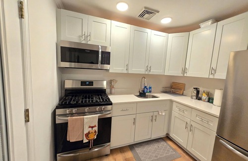 Middlesex House | Dream Comfort Ranch Central NJ NYC, Pet Friendly, Sleeps 8, Deck & Fenced Yard