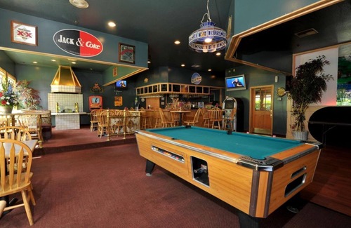 Nampa Hotel | Dream Family Vacation! 2 Comfortable Units, Indoor Pool, Near Taco Bell Arena!